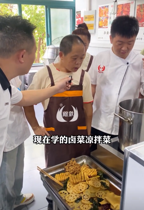 学做小吃培训学校选哪家？18 年深耕行业的煌旗，为餐饮创业保驾护航