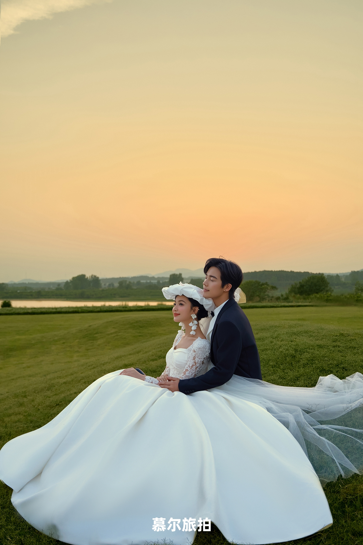 金山婚照_暖光里的对视太戳人__691939a4000000000d03f7c9_6.png
